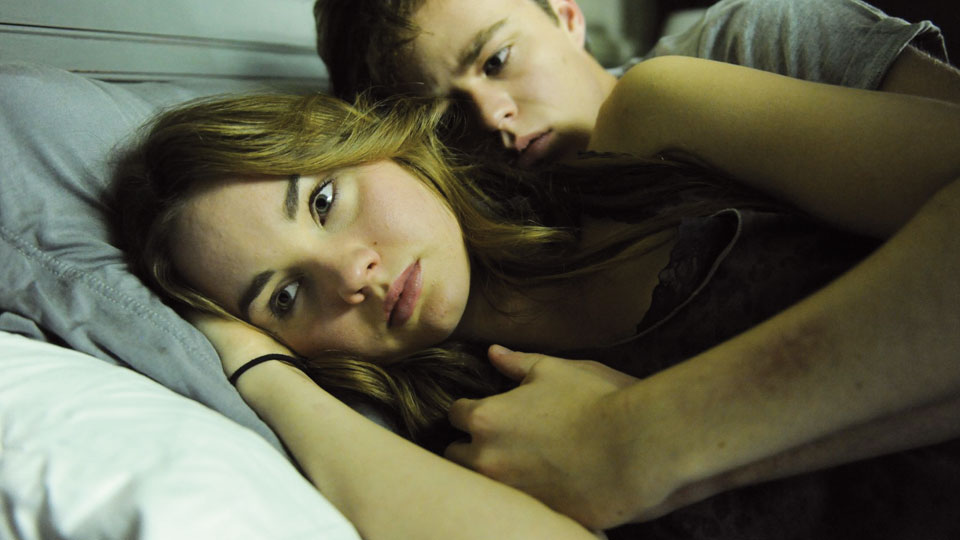 Sam (Liana Liberato), Evan (Harrison Gilbertson)