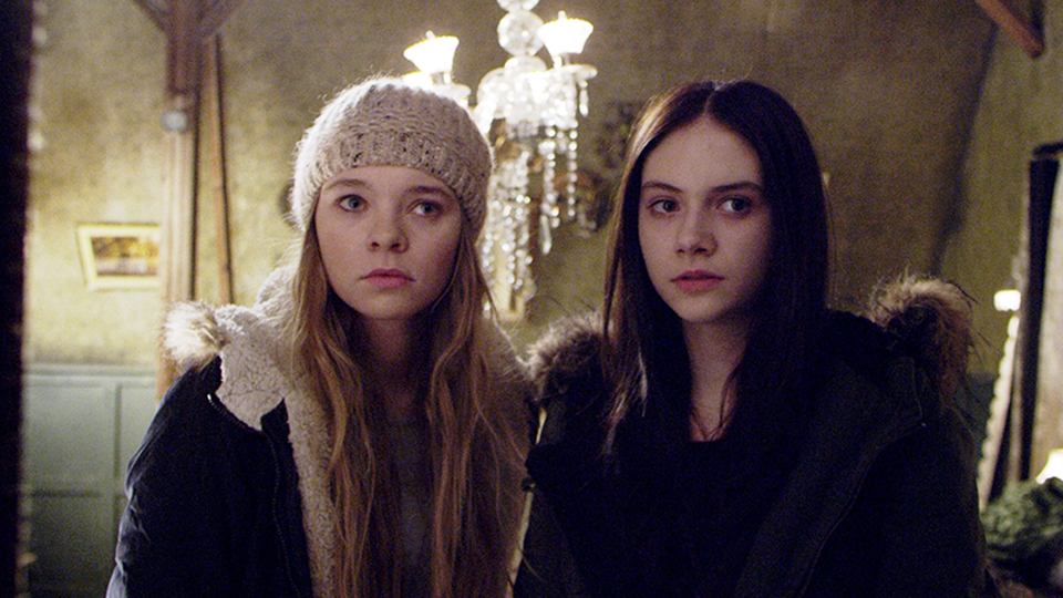 Vera (Taylor Hickson) und Beth (Emilia Jones)