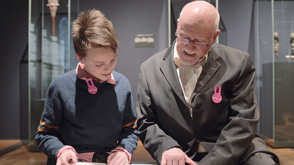 Wunderkind Maximillian und sein Vater lernen fleissig.