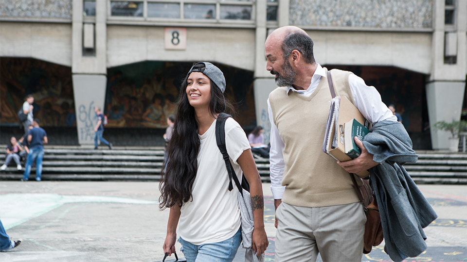 Paula (Natasha Jaramillo) und ihr Vater